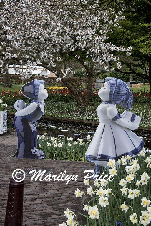 Large Delft kissing Holland children, Keukenhof Gardens, Netherlands