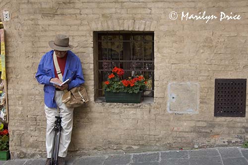 Carl reads the guide book, Siena, Tuscany, Italy