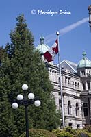 Lamppost, flag, ang British Columbia Parliament Building, Victoria, BC